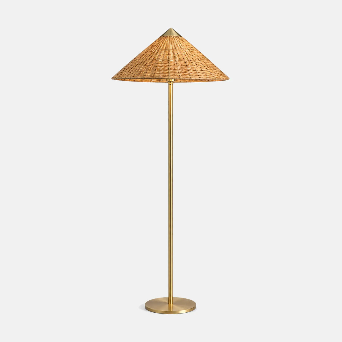 Lampadaire rotin Lumeo, abat-jour conique en rotin tressé et pied doré, photo sur fond uni
