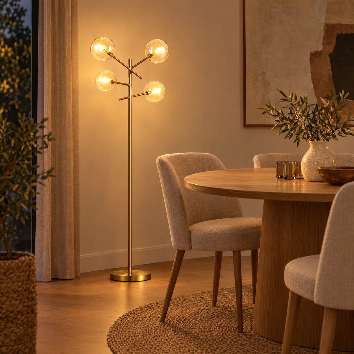 Lampadaire bulle Luna allumé à côté d'une table ronde en chêne