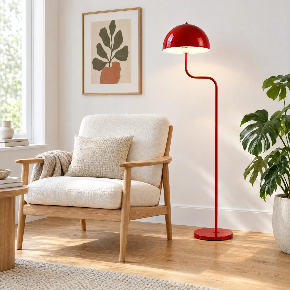 Lampadaire champignon Vinto rouge à côté d'un fauteuil en bois Image
