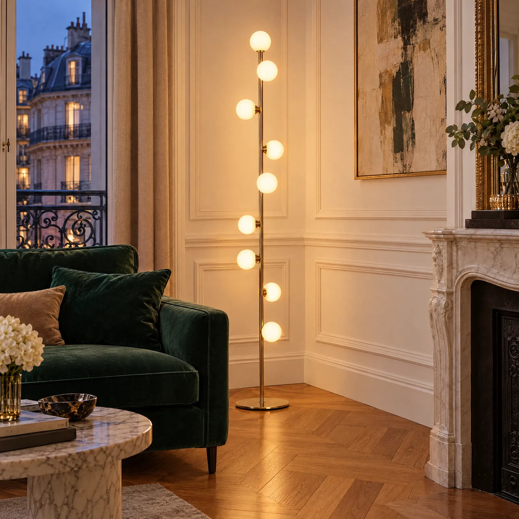 Lampadaire doré Iris allumé dans un salon parisien