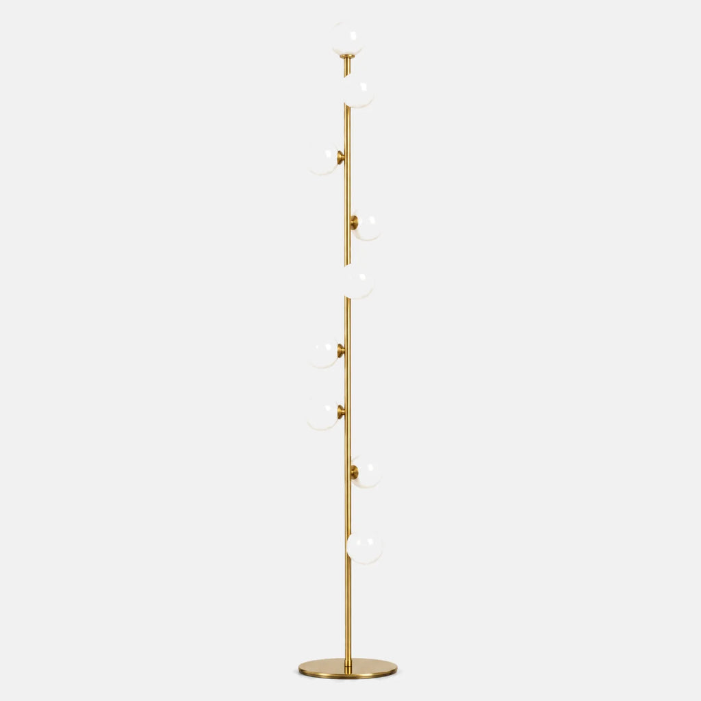 Lampadaire doré boule Iris, tige dorée et neuf globes en verre opalin, sur fond uni