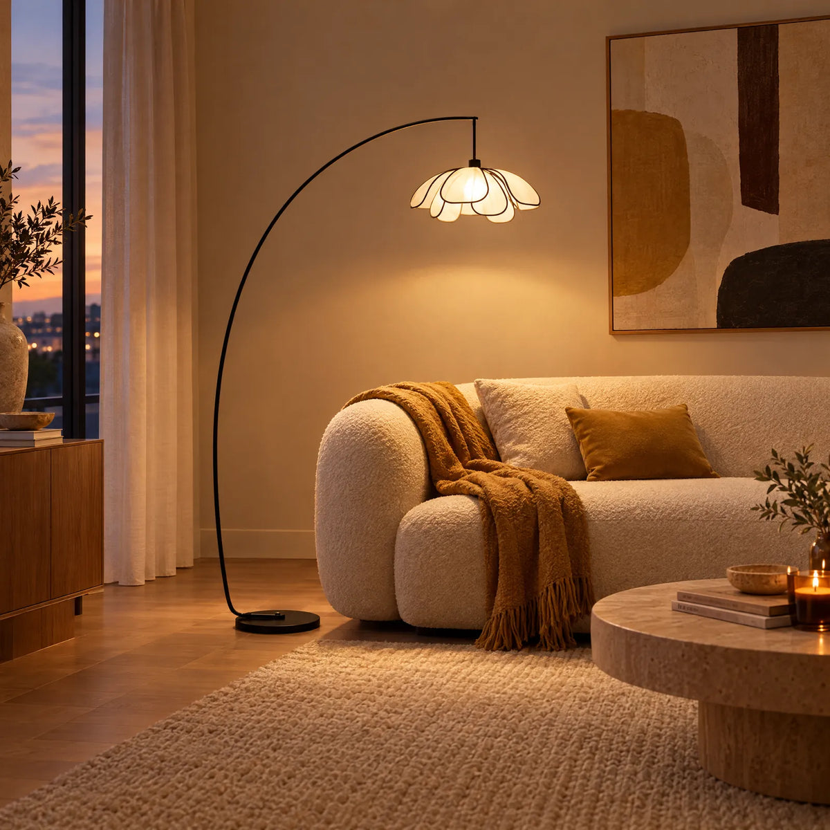 Lampadaire arc fleur Lotus allumé au-dessus d'un canapé bouclette