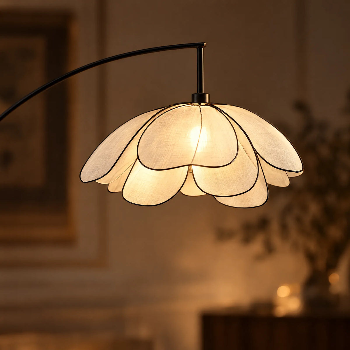 Détail de l'abat-jour en pétales de tissu blanc cerclés de noir du lampadaire Lotus