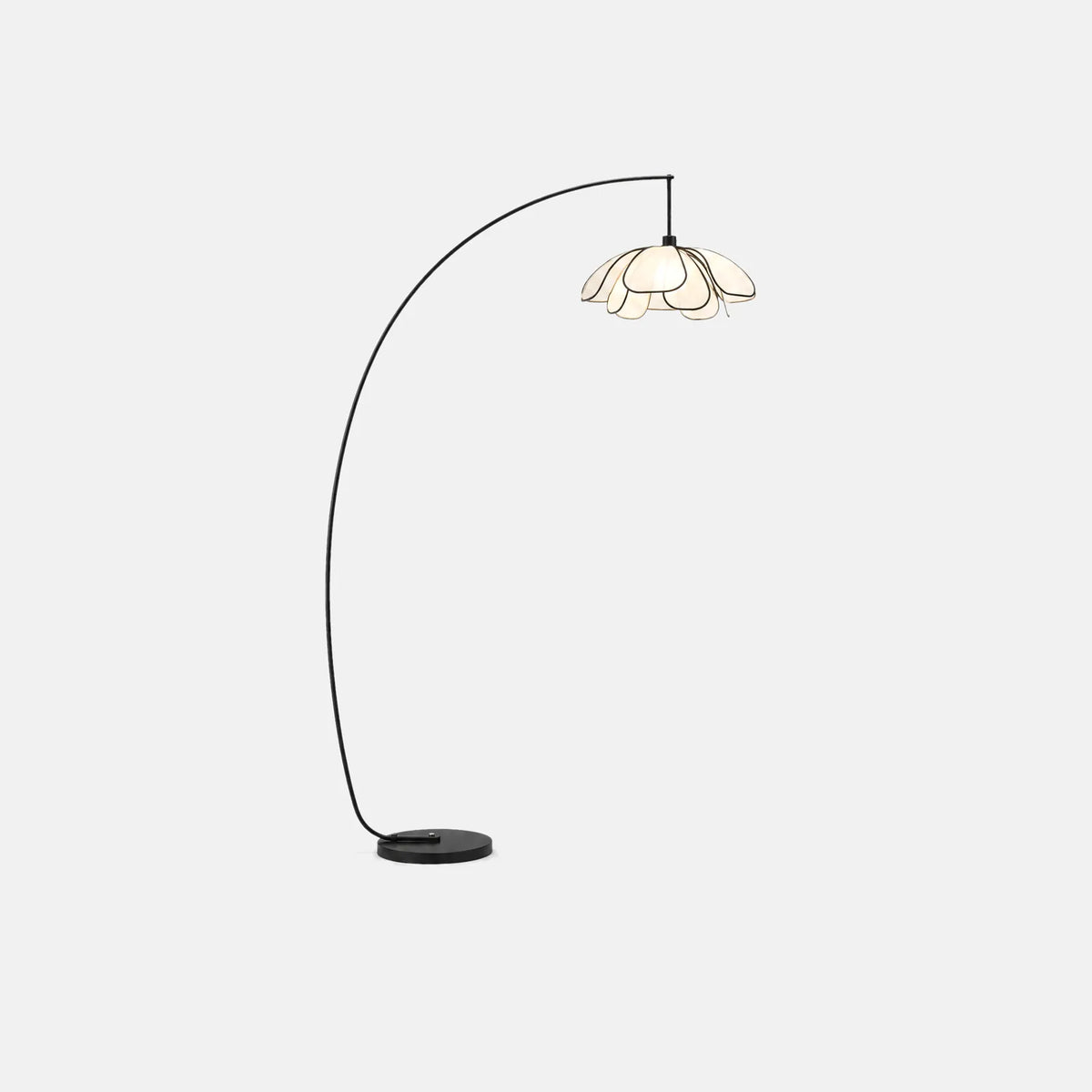 Lampadaire arc fleur Lotus noir, abat-jour en pétales de tissu blanc, sur fond uni