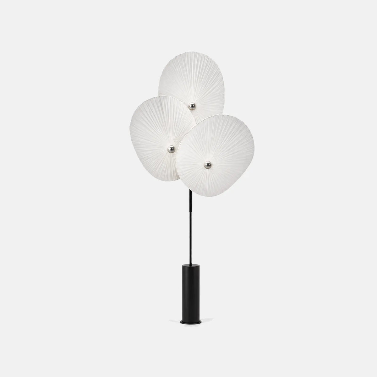 Lampadaire floral Tula blanc, trois abat-jour en tissu plissé, photo sur fond uni