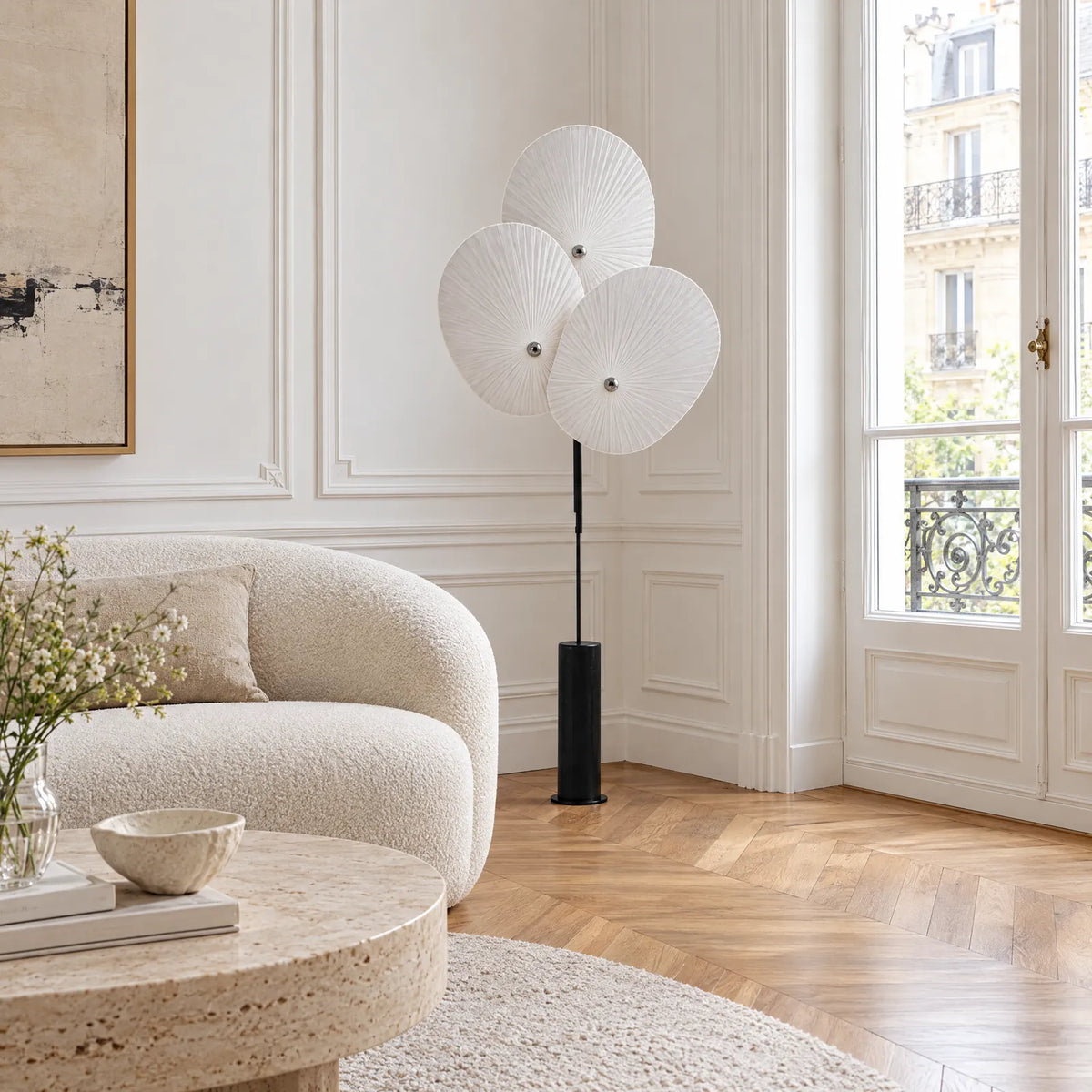 Lampadaire floral Tula blanc dans un salon parisien lumineux
