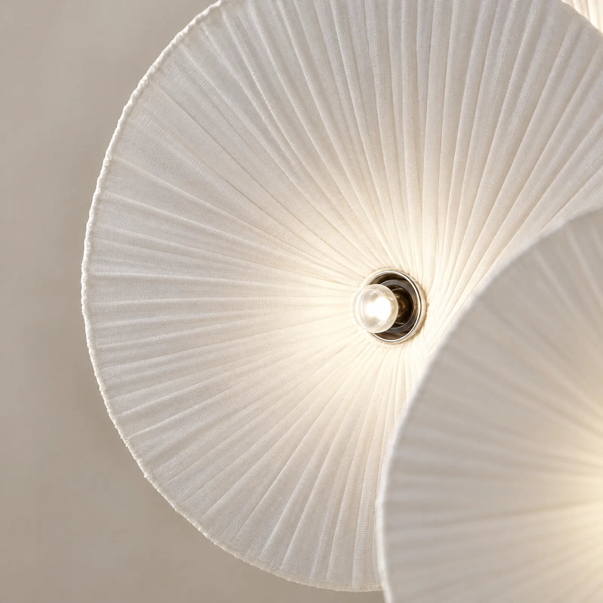 Détail du tissu plissé d'un abat-jour du lampadaire Tula