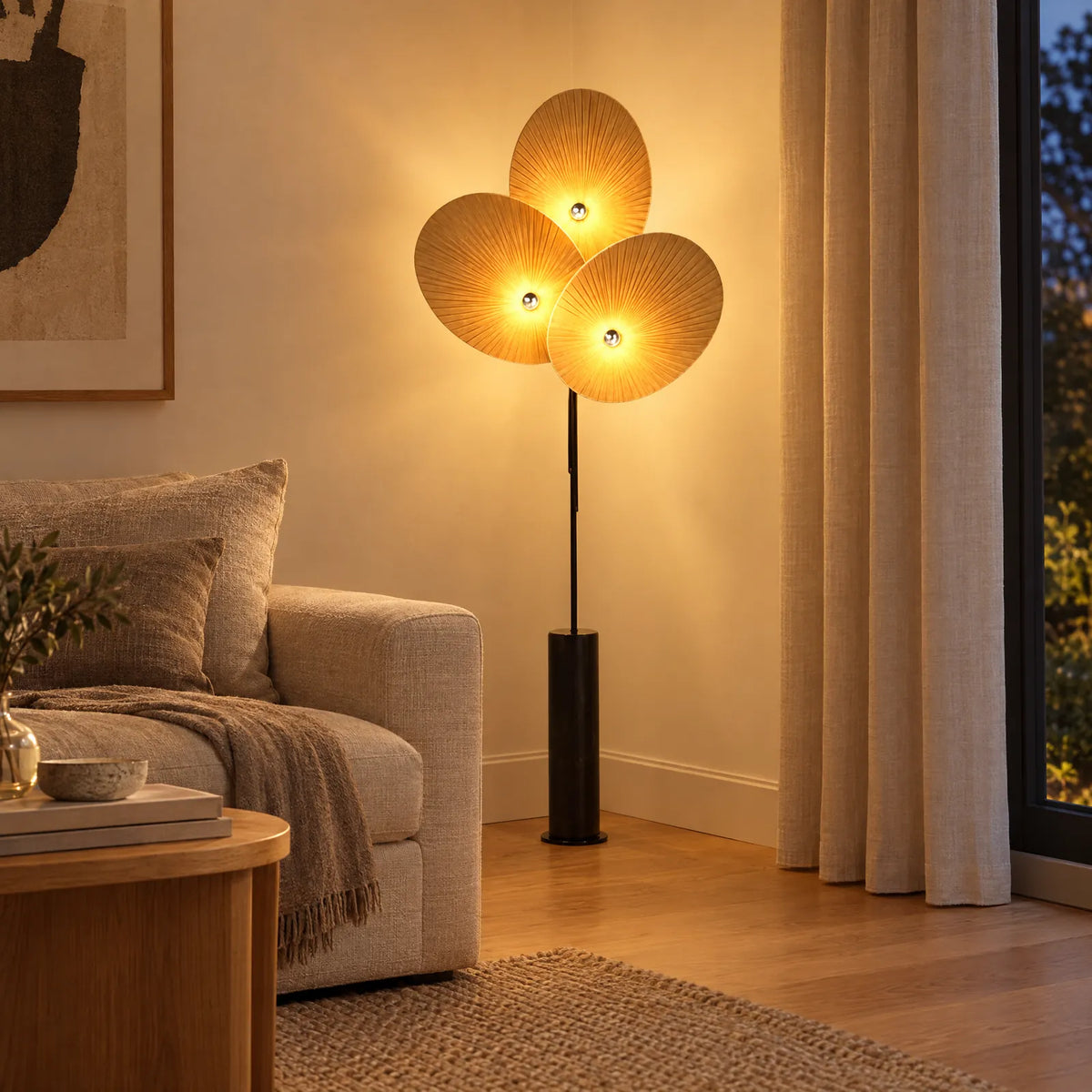 Lampadaire floral Tula jaune allumé dans un salon