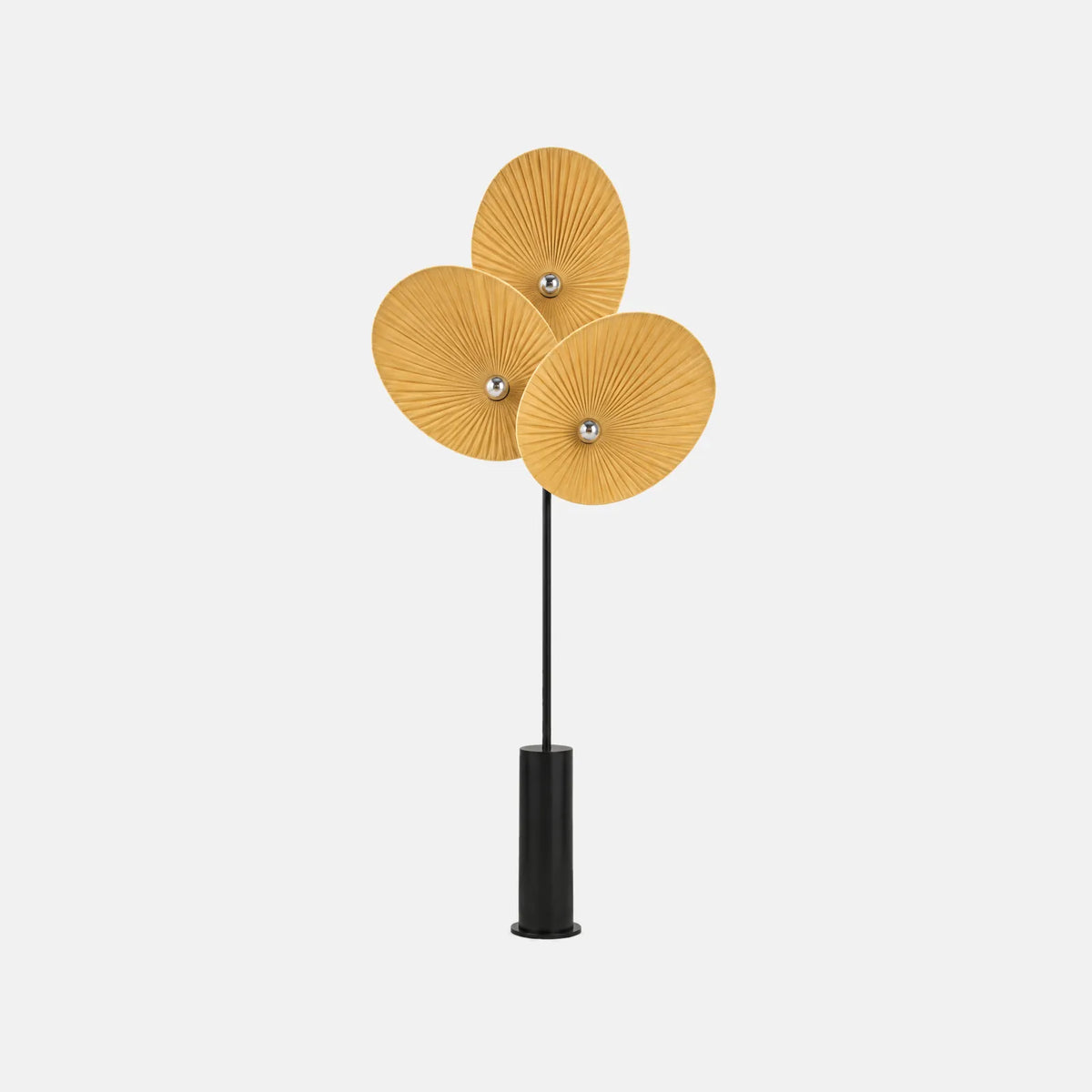 Lampadaire floral Tula jaune, trois abat-jour en tissu plissé, photo sur fond uni