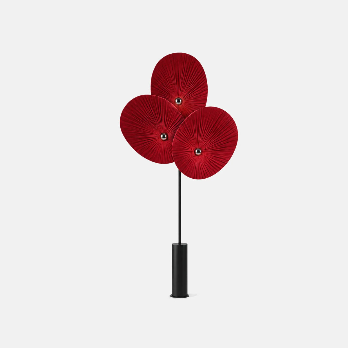 Lampadaire floral Tula rouge, trois abat-jour en tissu plissé, photo sur fond uni