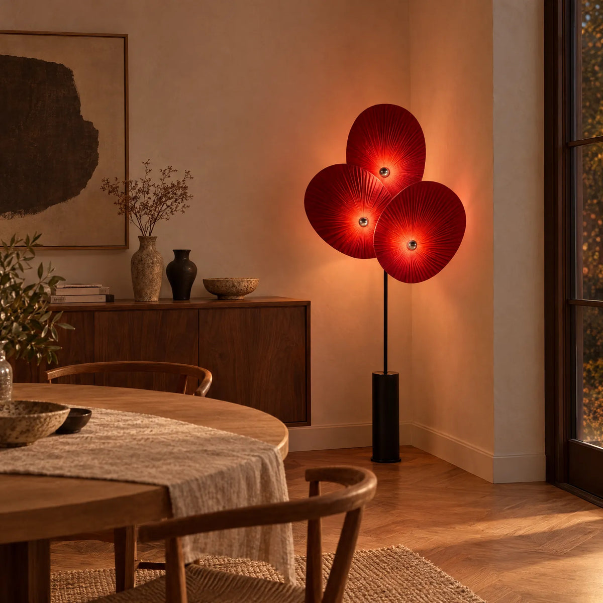 Lampadaire floral Tula rouge allumé dans une salle à manger