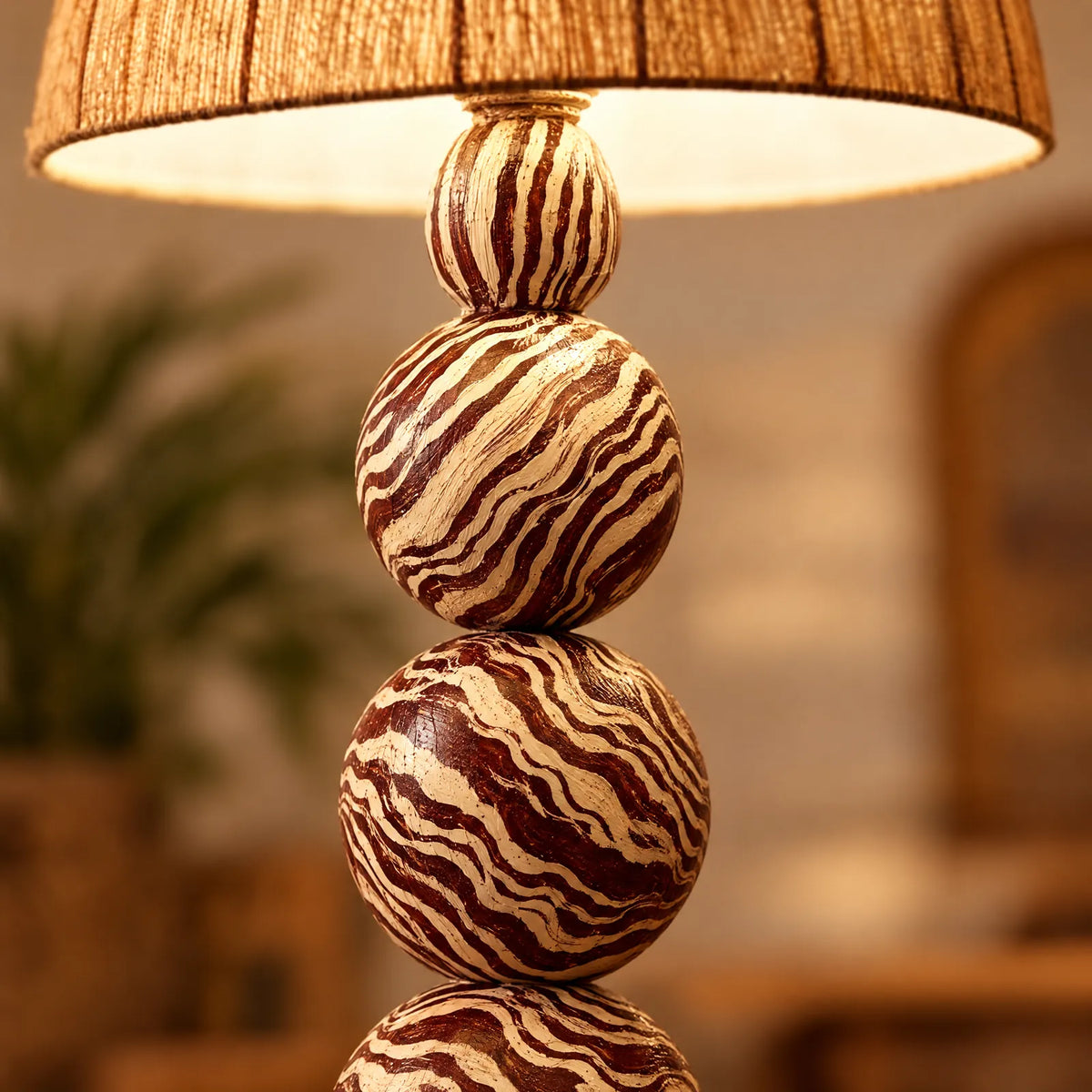 Détail des sphères en bois peintes à motif zébré du lampadaire Bali