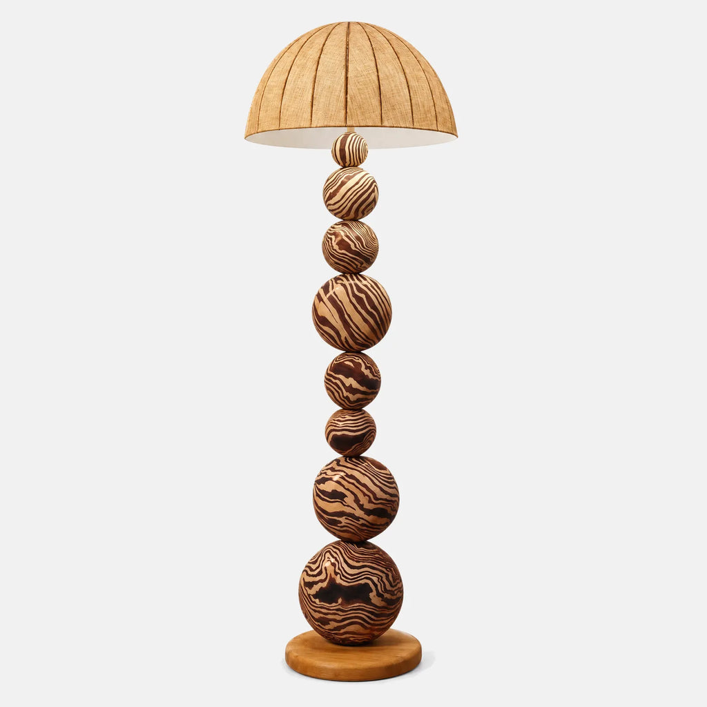 Lampadaire Bali à sphères en bois peintes et abat-jour dôme plissé, 152 cm, sur fond uni