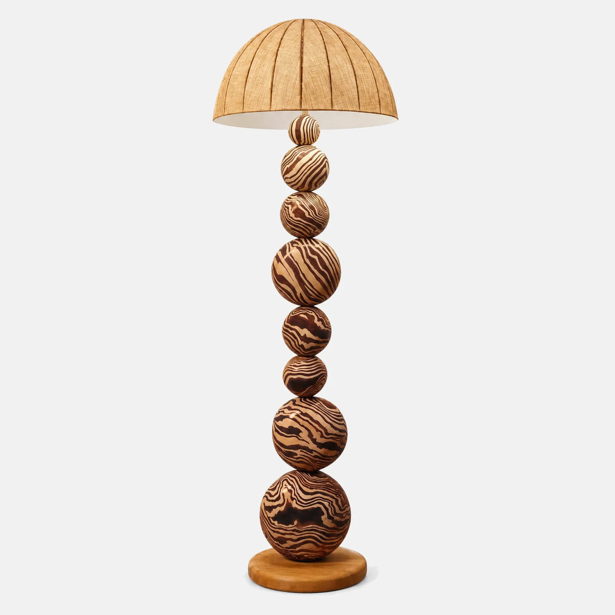 Lampadaire Bali à sphères en bois peintes et abat-jour dôme plissé, 152 cm, sur fond uni
