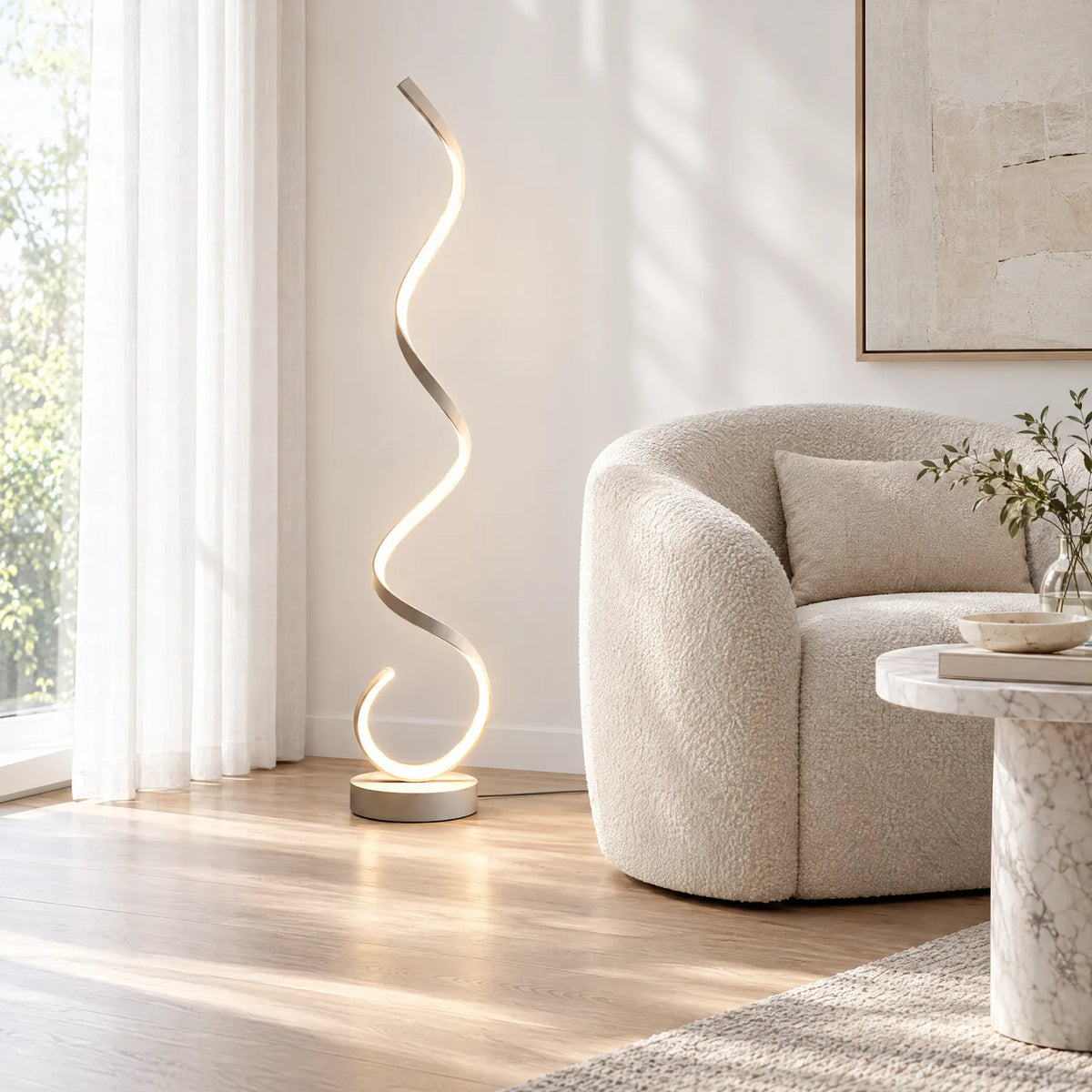 Lampadaire spirale Sofia blanc dans un salon lumineux