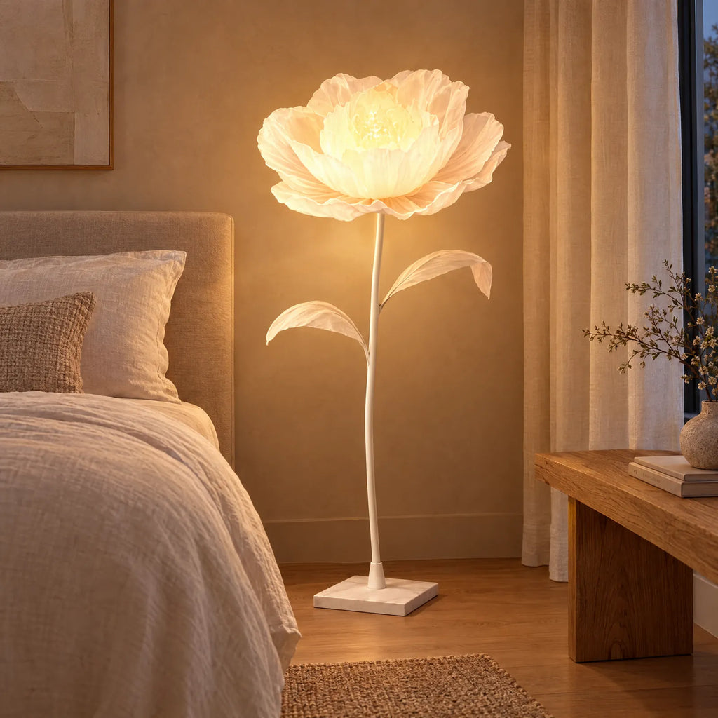 Lampadaire fleur Lotus allumé dans une chambre