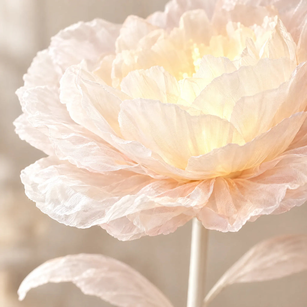 Détail des pétales en tissu blanc du lampadaire fleur Lotus
