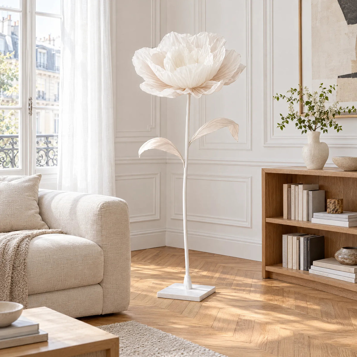 Lampadaire fleur Lotus dans un salon parisien lumineux