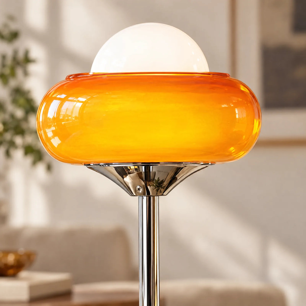 Détail du verre ambré, du globe opalin et de la coupelle chromée de la lampe Yevo