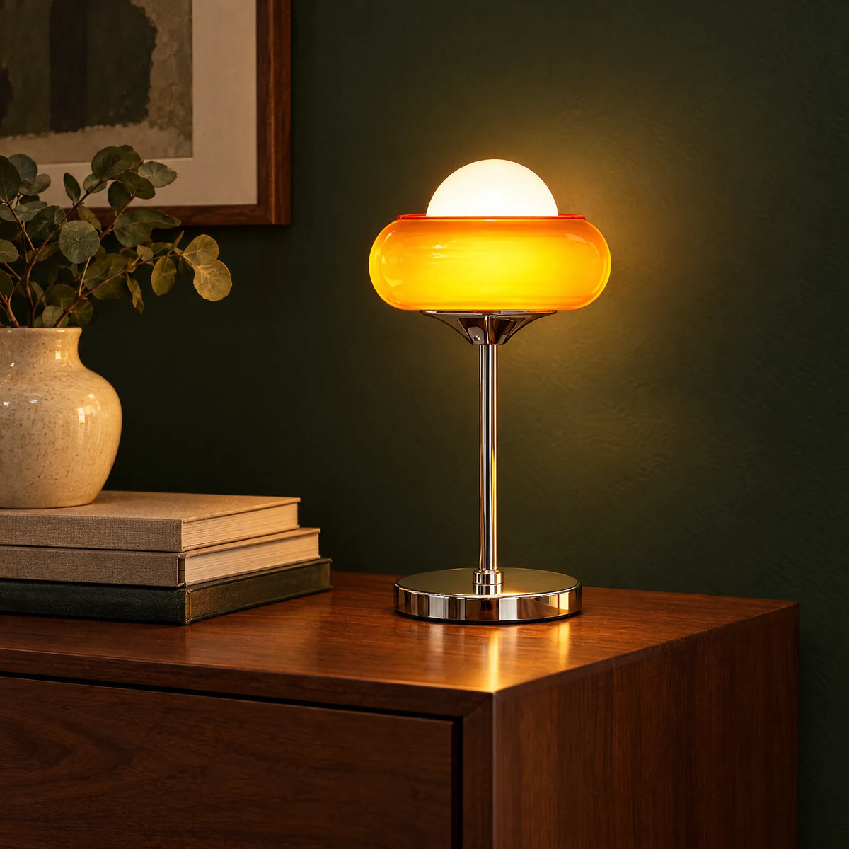 Lampe de table rétro Yevo allumée sur un buffet en noyer