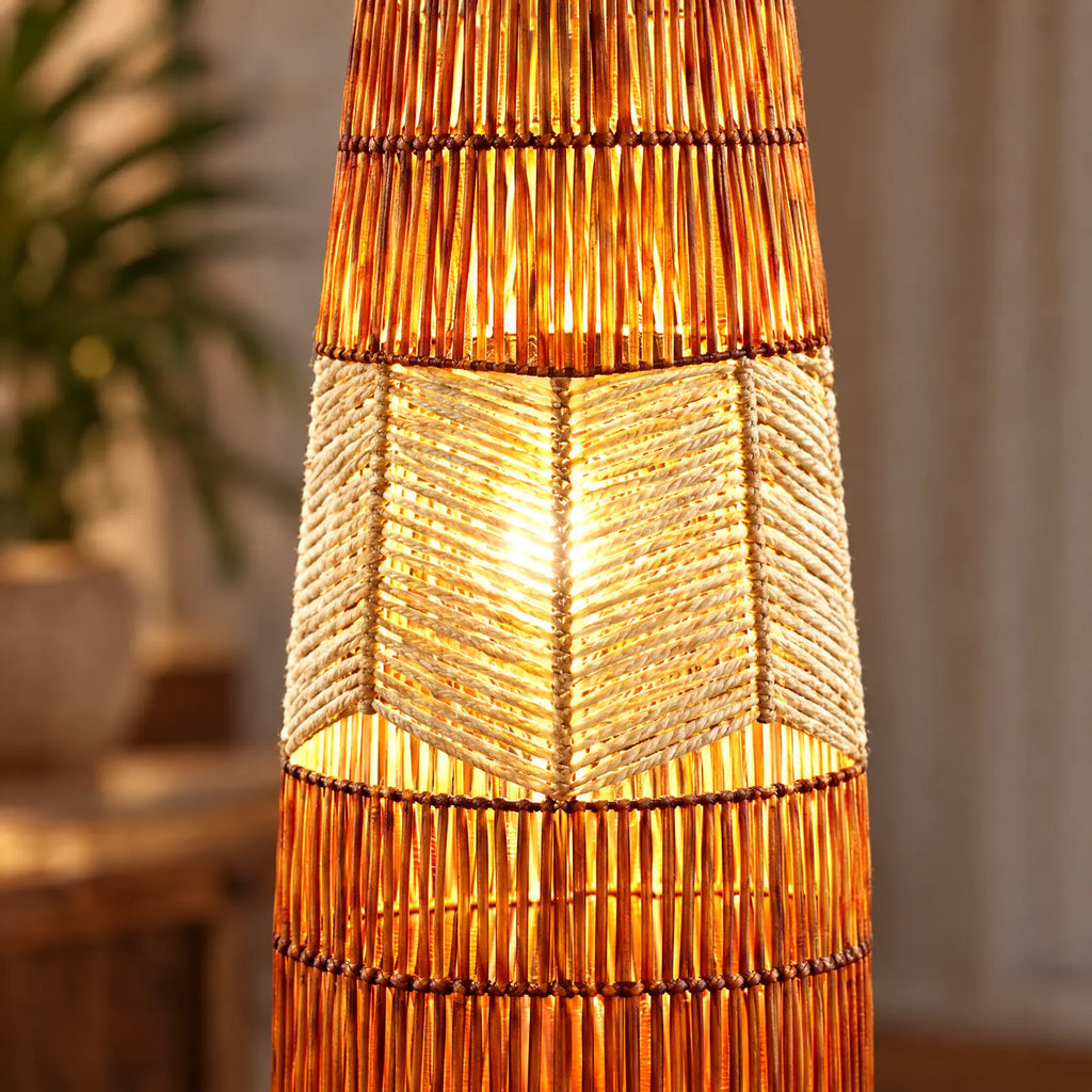 Détail du tressage en rotin et chanvre allumé du lampadaire Huub
