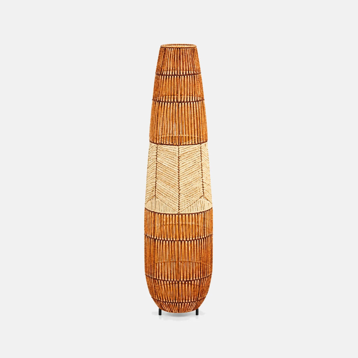 Lampadaire colonne Huub en rotin et corde de chanvre tressés, 62 cm, sur fond uni