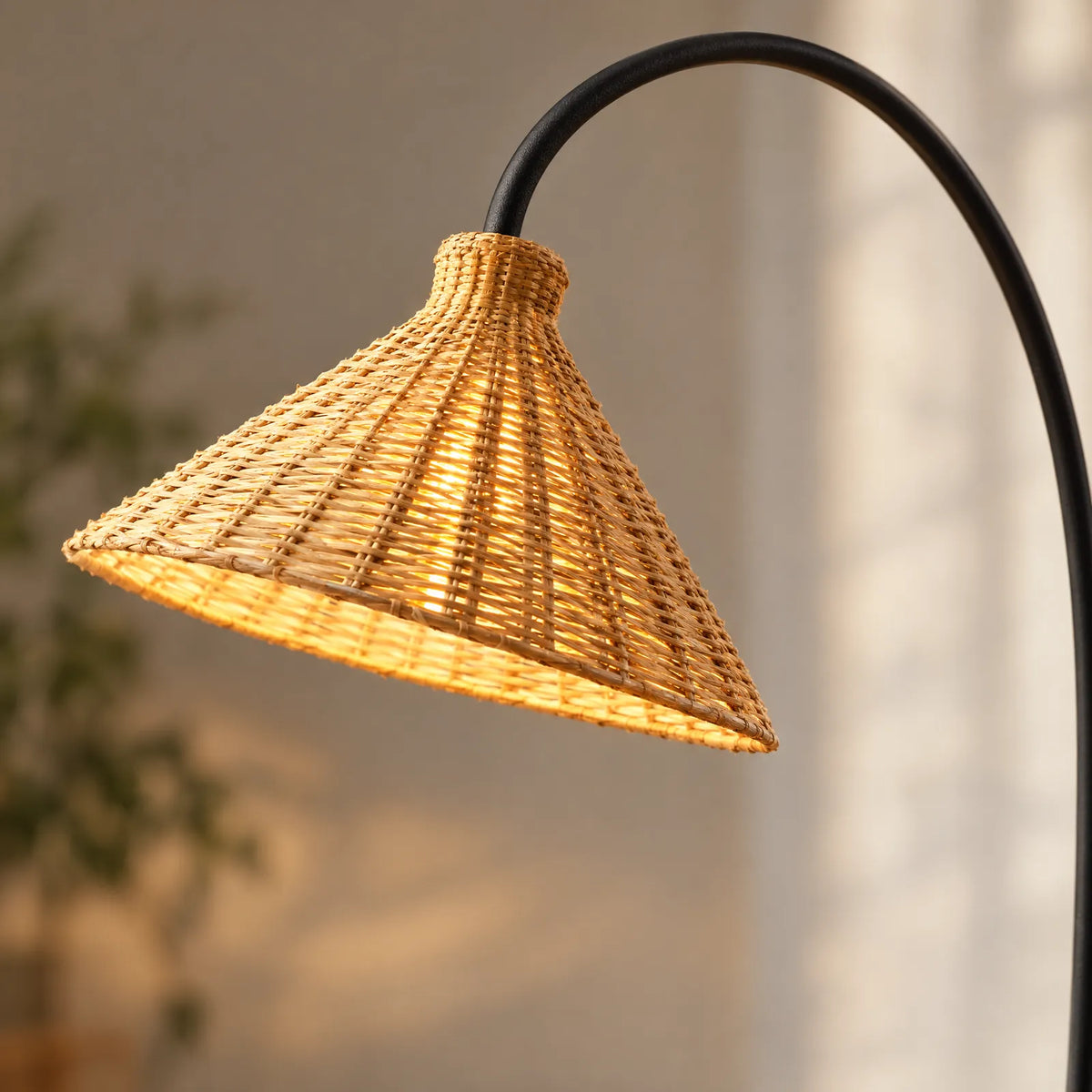 Détail de l'abat-jour en rotin tressé allumé du lampadaire Jora