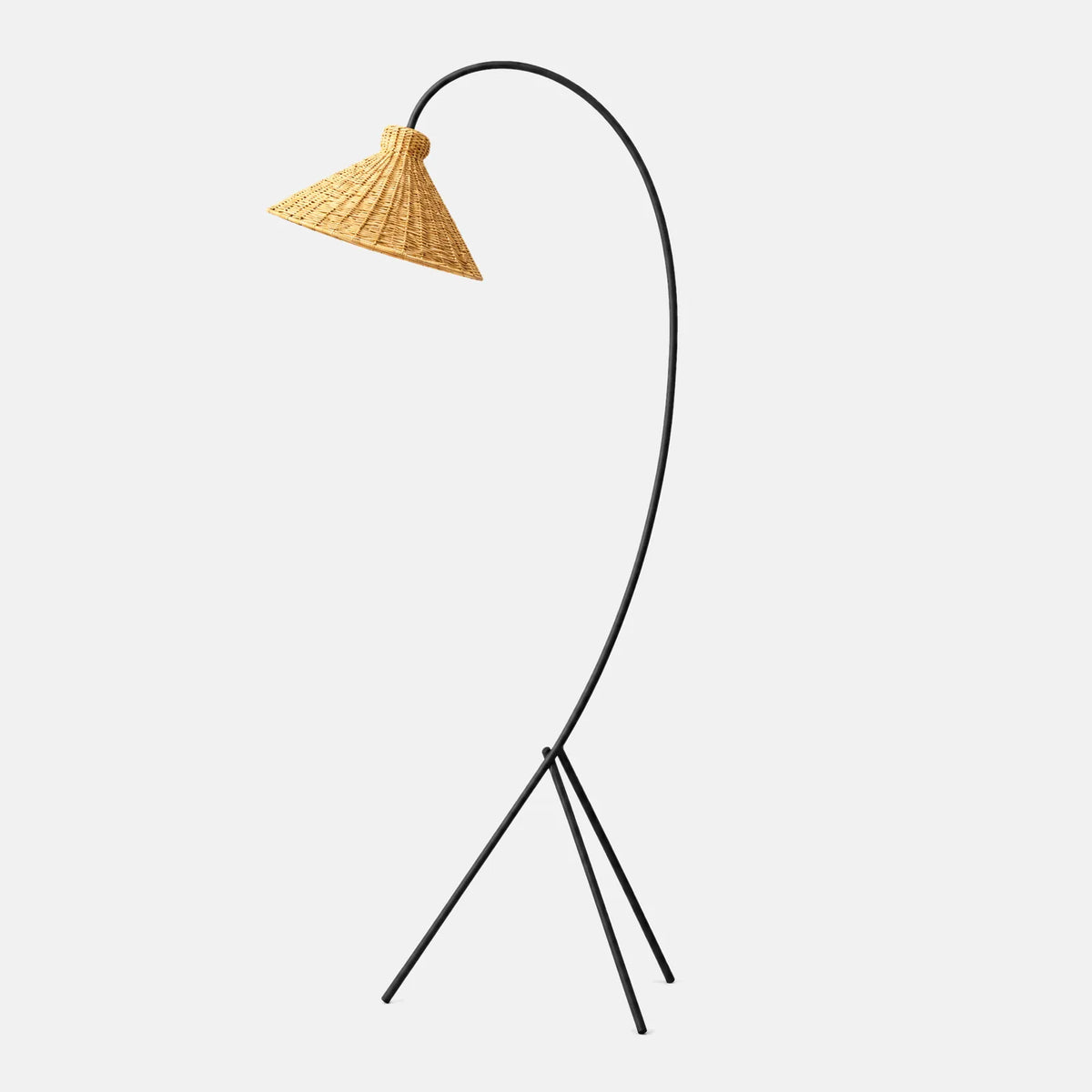 Lampadaire Jora, pied trépied noir et abat-jour conique en rotin, sur fond uni