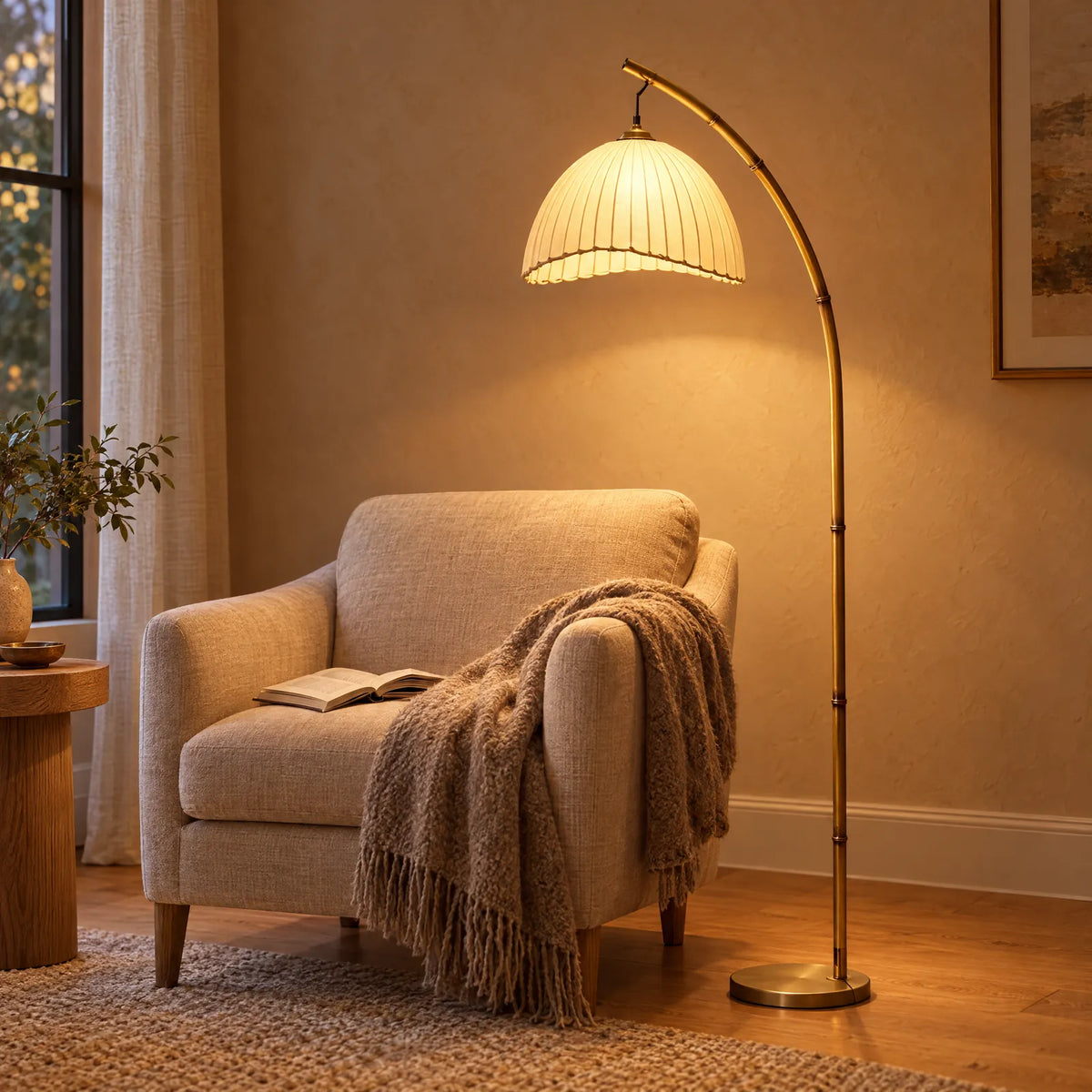 Lampadaire Kiro allumé à côté d'un fauteuil, lumière douce et diffuse