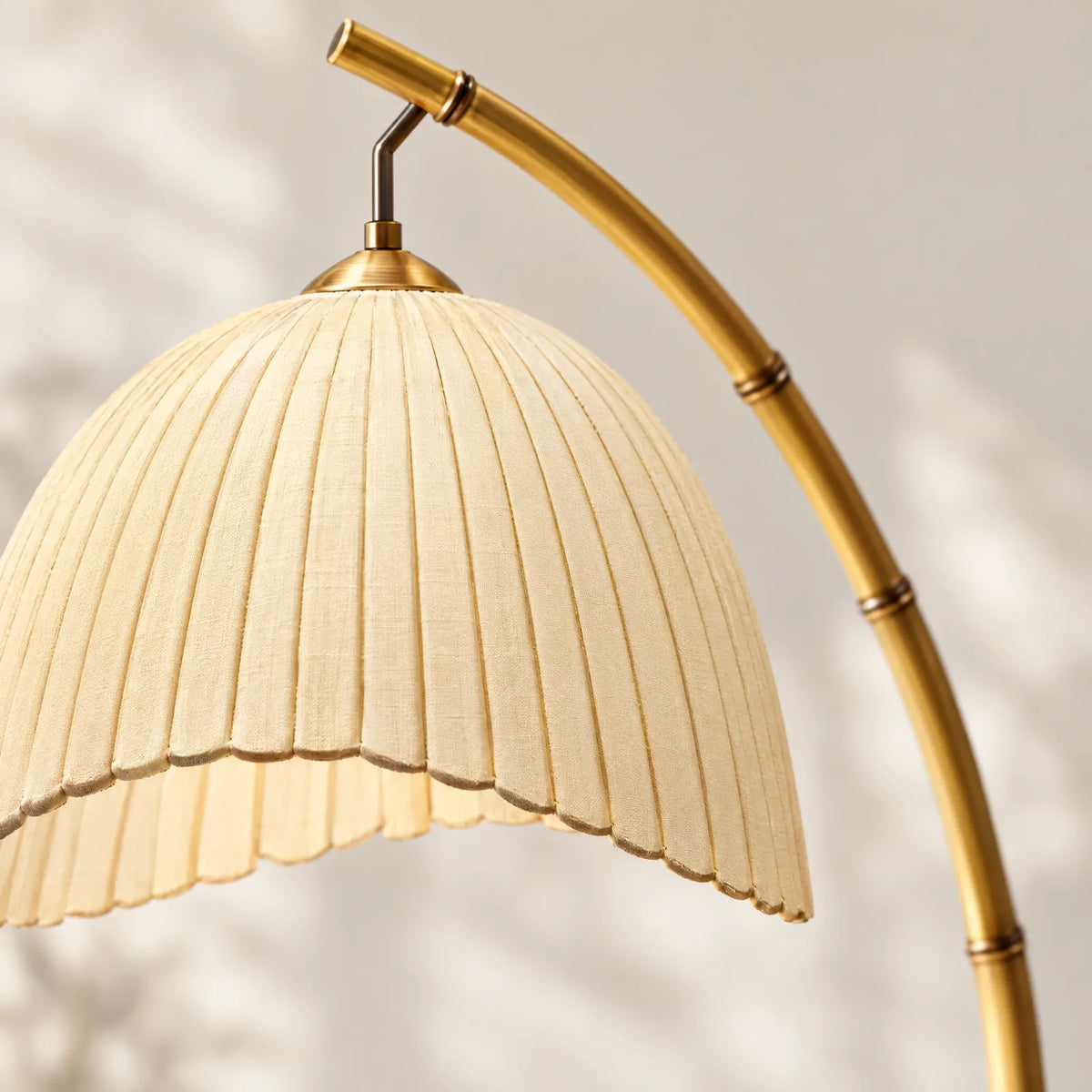 Détail de l'abat-jour plissé du lampadaire japonais Kiro