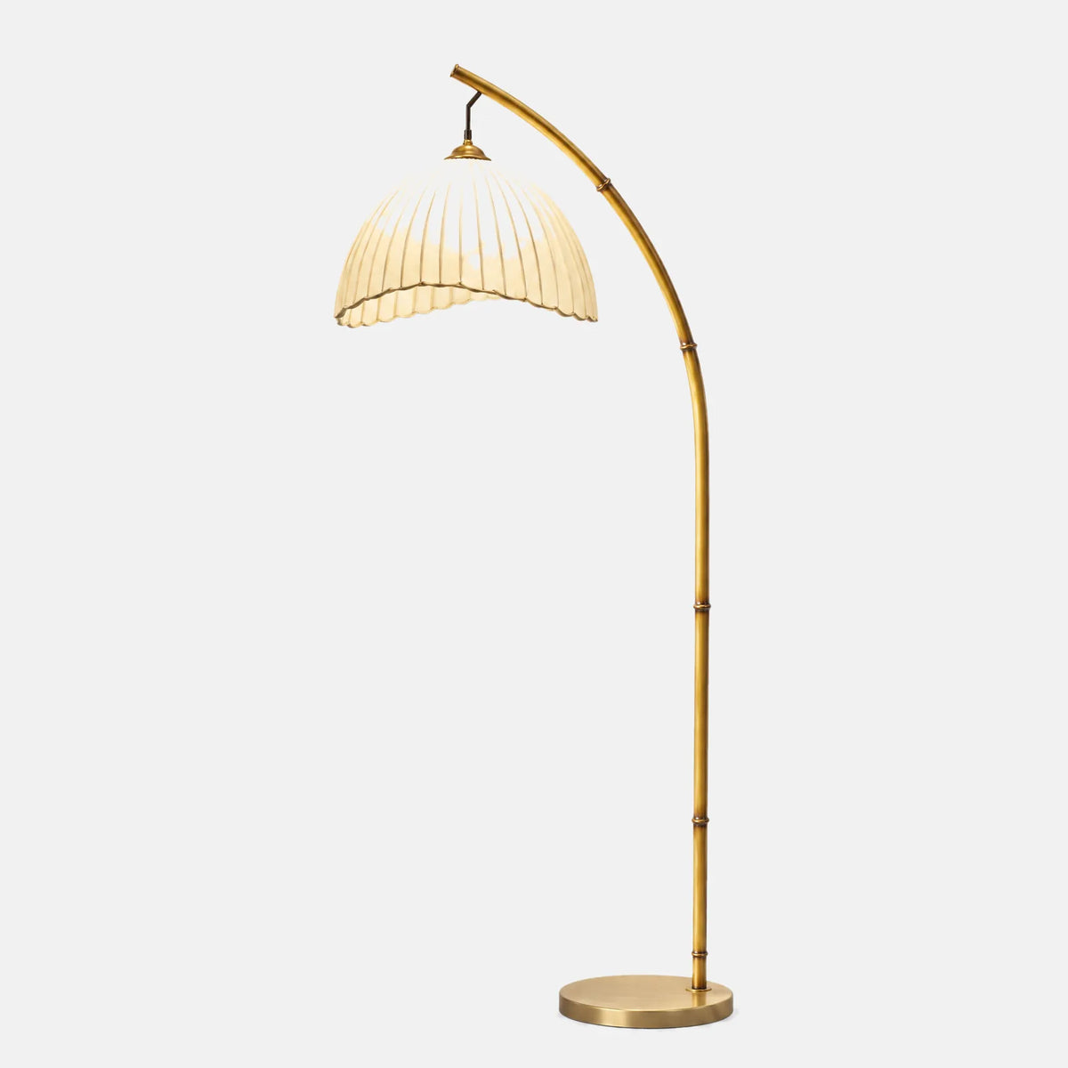 Lampadaire style japonais Kiro avec abat-jour plissé, sur fond uni