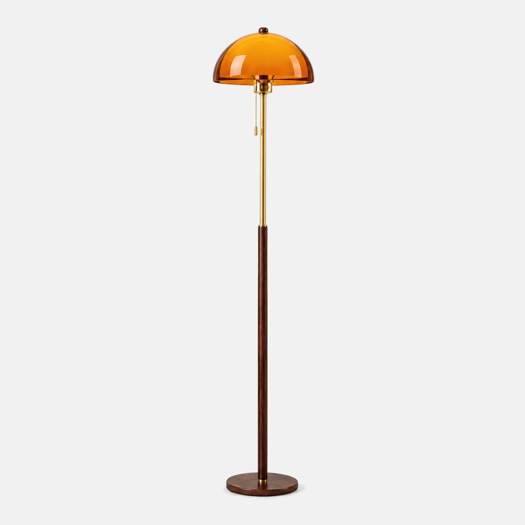 Lampadaire vintage orange Zara, globe en verre ambré, tige en noyer et laiton, sur fond uni