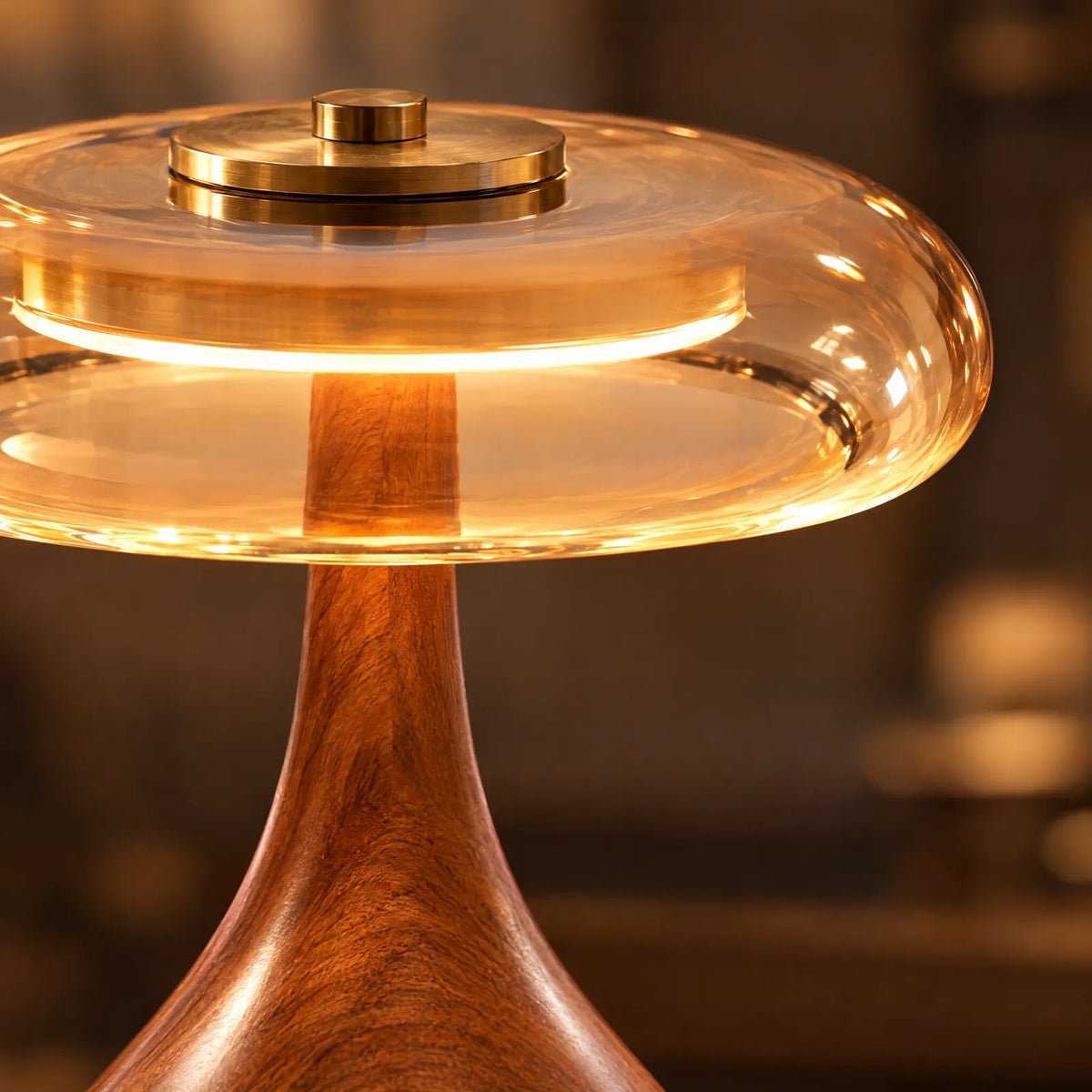 Détail du chapeau en laiton et de l'abat-jour en verre ambré allumé de la lampe Lux
