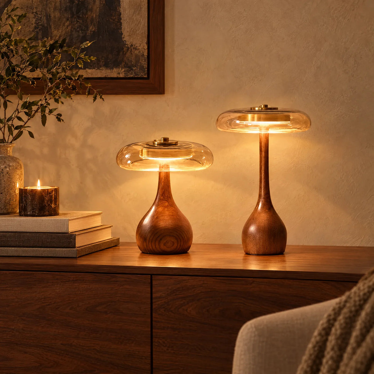 Lampes Lux L et XL allumées côte à côte sur une console Image