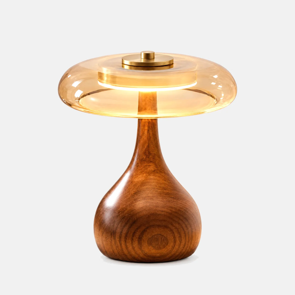 Lampe à poser rétro Lux taille L, pied en bois de noyer et abat-jour en verre ambré, sur fond uni