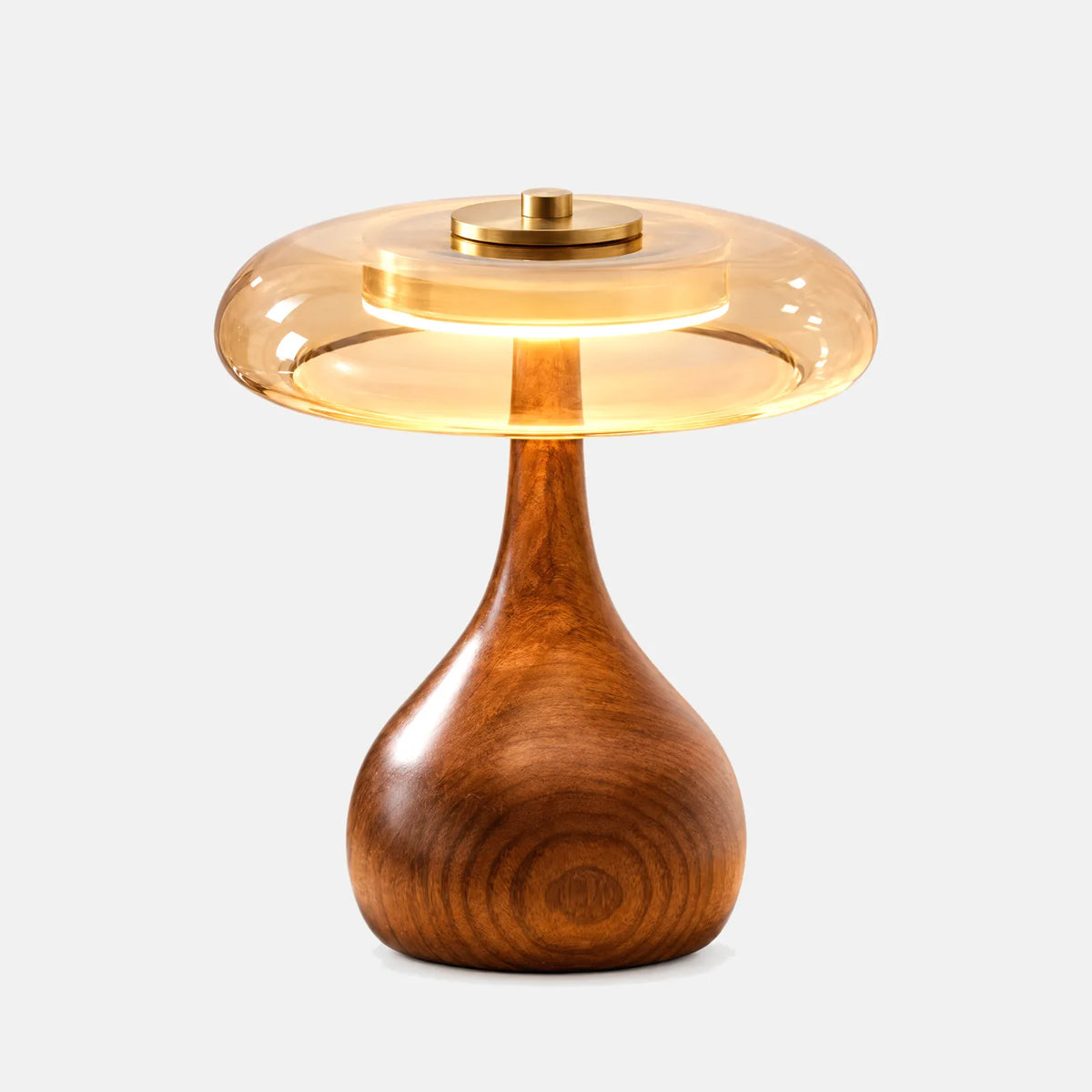 Lampe à poser rétro Lux taille L, pied en bois de noyer et abat-jour en verre ambré, sur fond uni