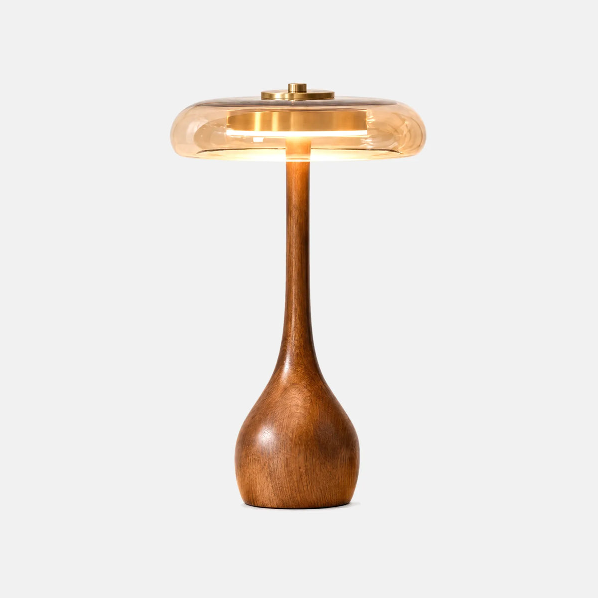 Lampe à poser rétro Lux taille XL, pied élancé en bois de noyer et abat-jour en verre ambré, sur fond uni