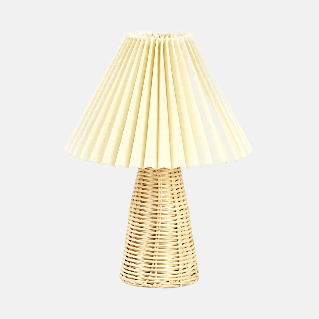 Lampe à poser Folia, abat-jour plissé crème et pied en rotin tressé, sur fond uni