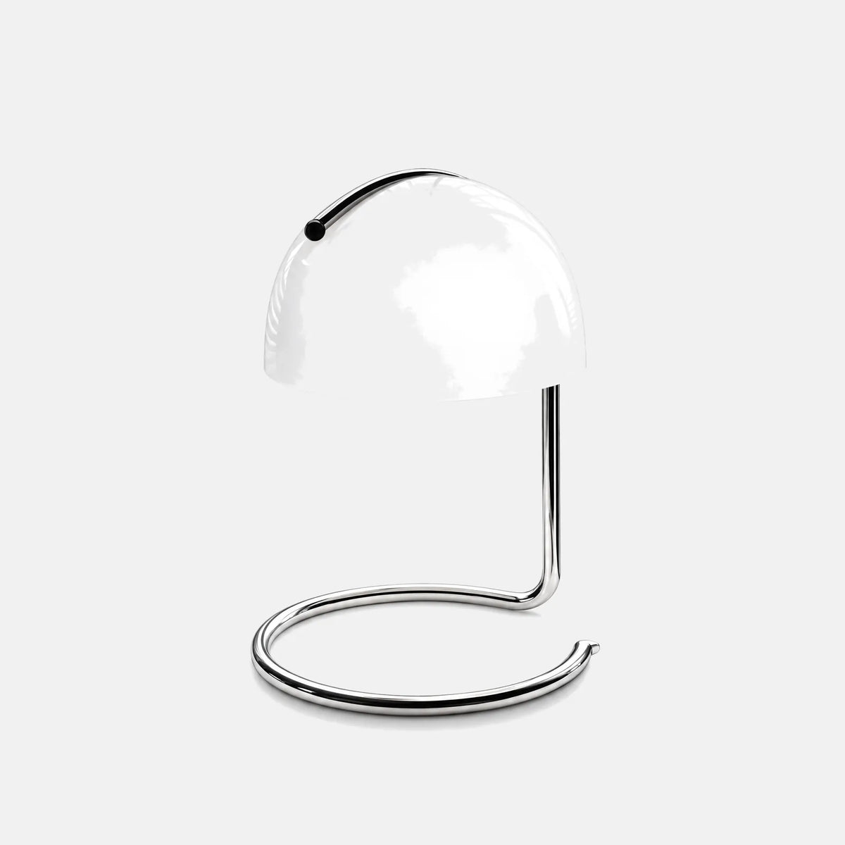 Lampe à poser Vitro, dôme blanc et pied en tube chromé, sur fond uni