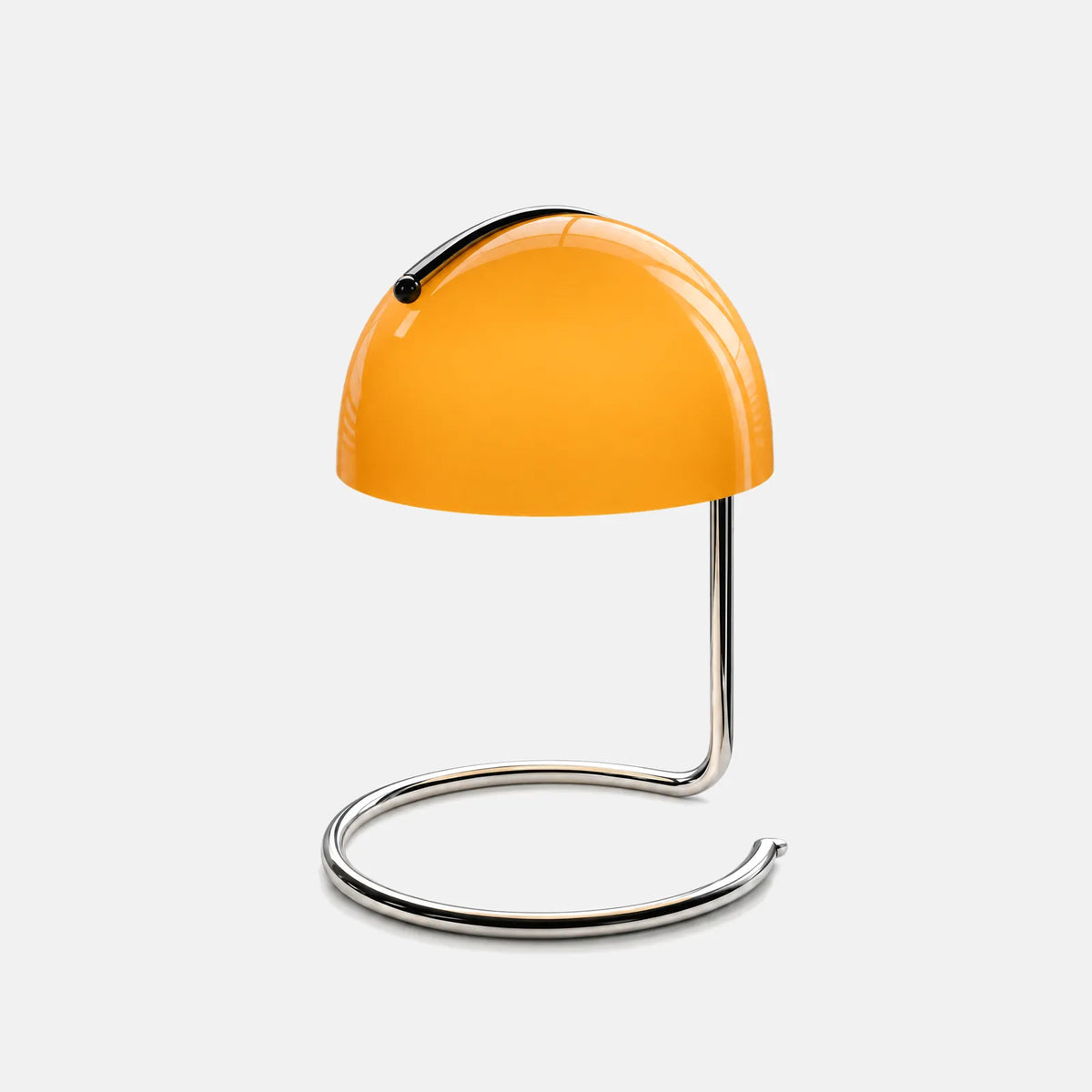 Lampe à poser Vitro, dôme orange et pied en tube chromé, sur fond uni