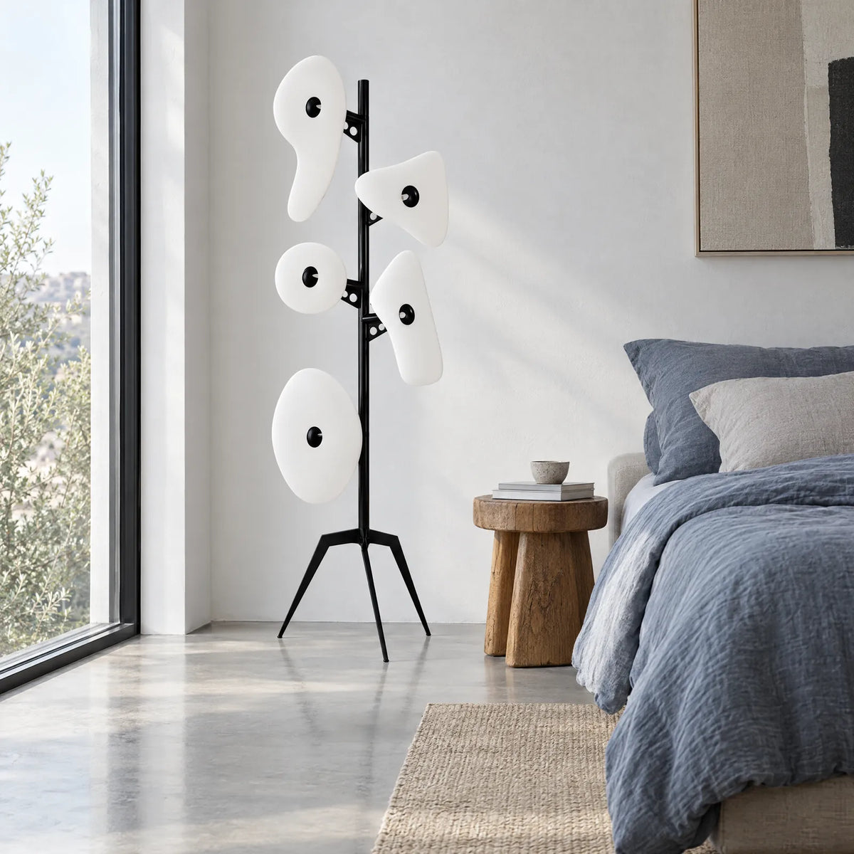 Lampadaire Lotus blanc dans une chambre minimaliste