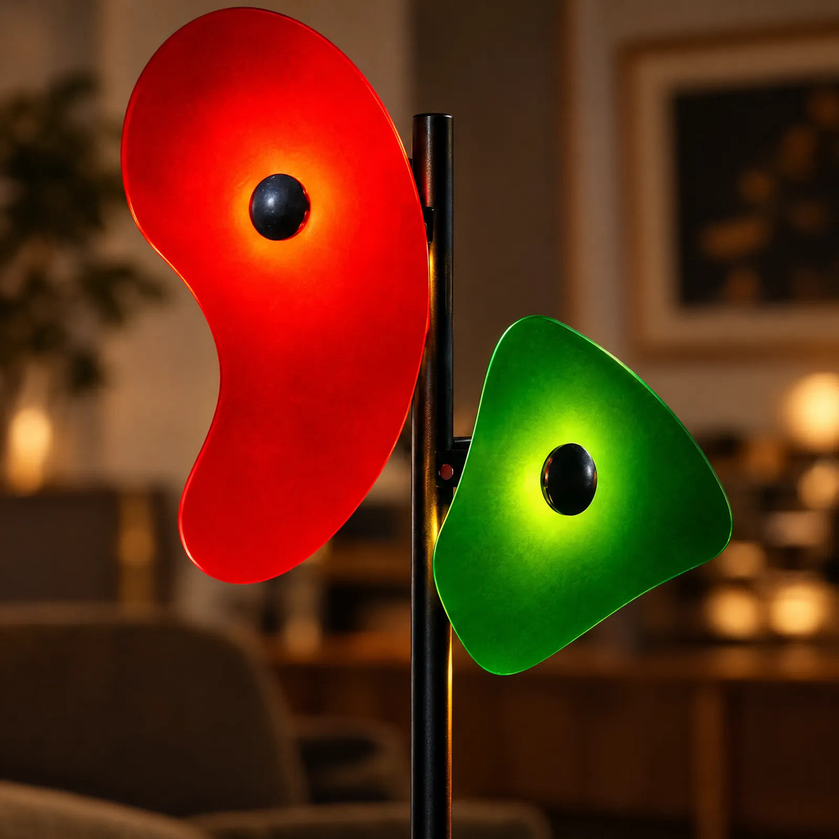 Détail des disques en acrylique rouge et vert allumés du lampadaire Lotus
