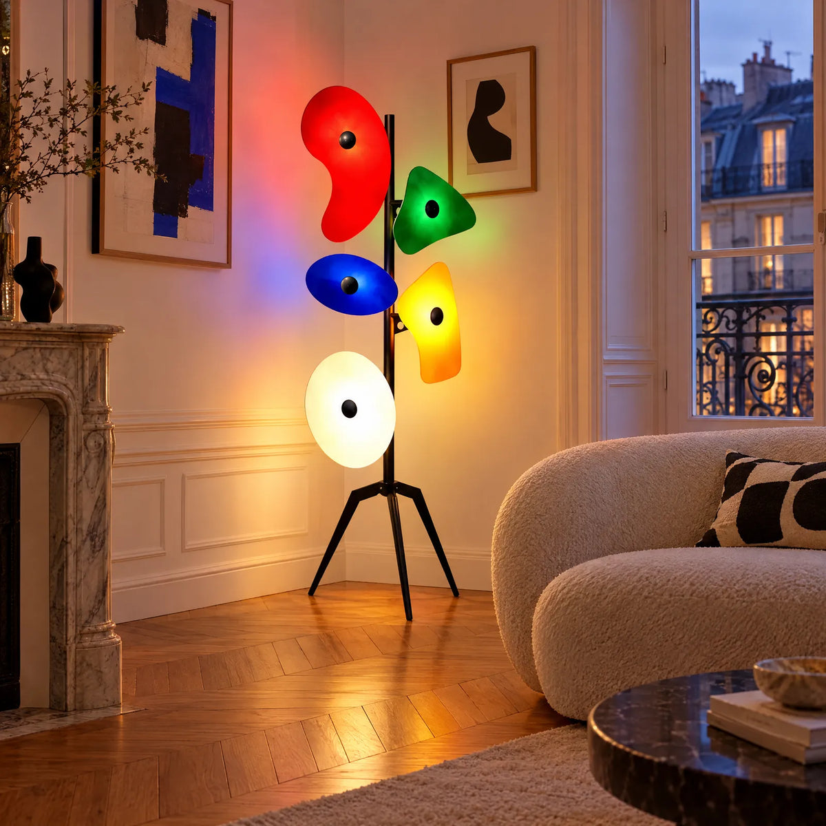 Lampadaire Lotus multicolore allumé dans un salon parisien