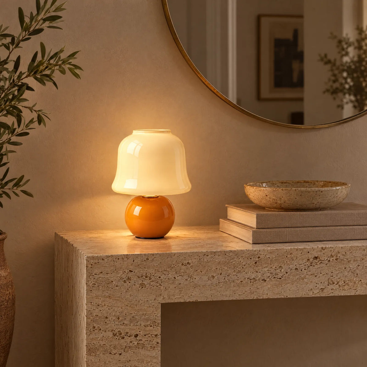 Lampe champignon Uza allumée sur une console en travertin Image