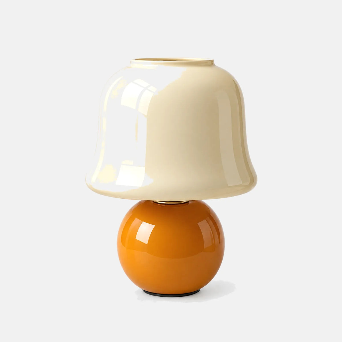 Lampe champignon Uza, abat-jour en verre crème sur boule en verre orange, sur fond uni