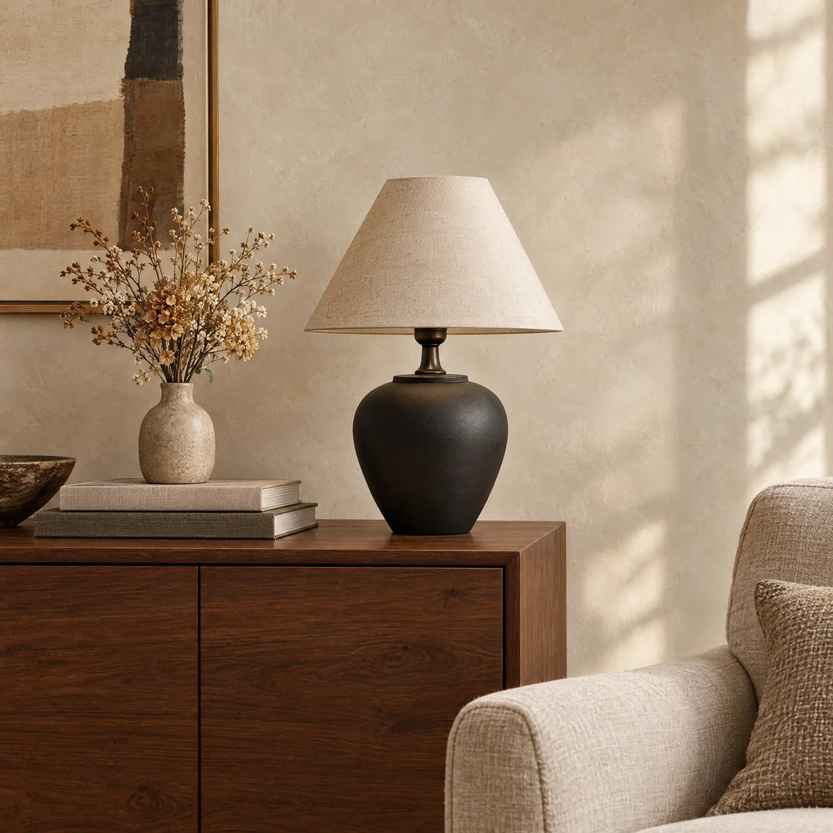 Lampe céramique Miro sur un buffet en noyer dans un salon