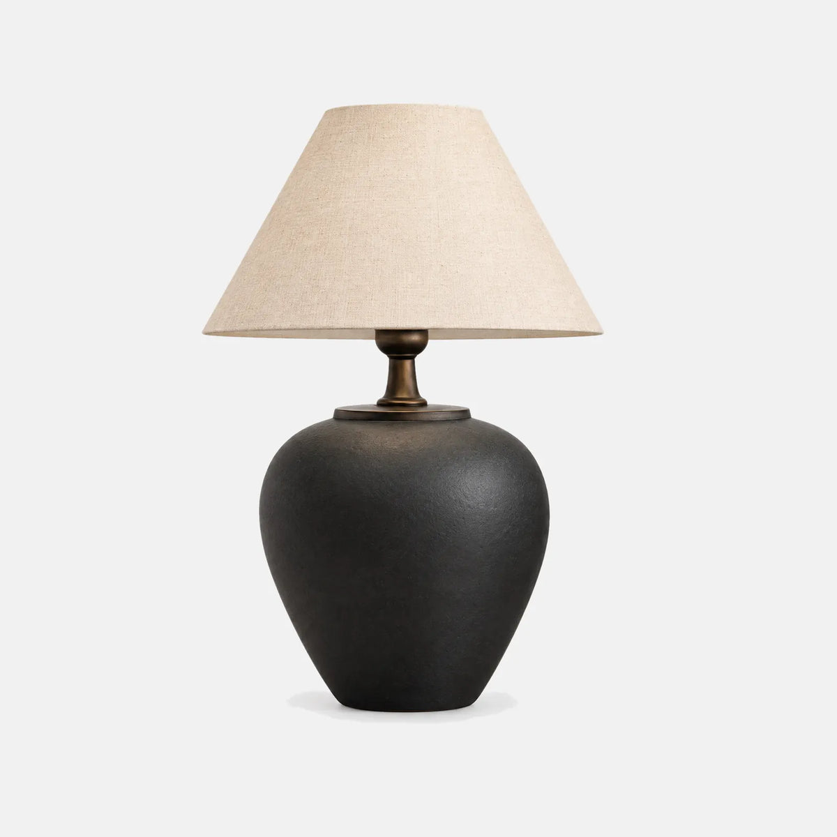 Lampe céramique vintage Miro, pied en céramique noire et abat-jour en lin, sur fond uni