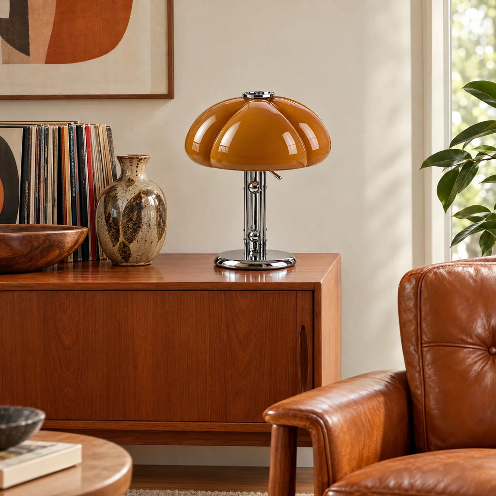 Lampe Cara sur un buffet vintage en teck
