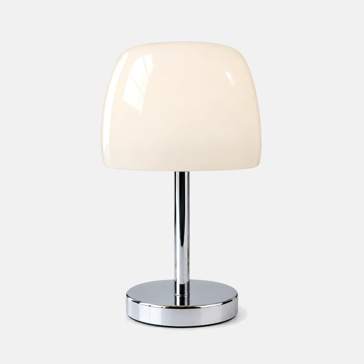 Lampe champignon de chevet Qali blanche, globe en verre et pied chromé, sur fond uni