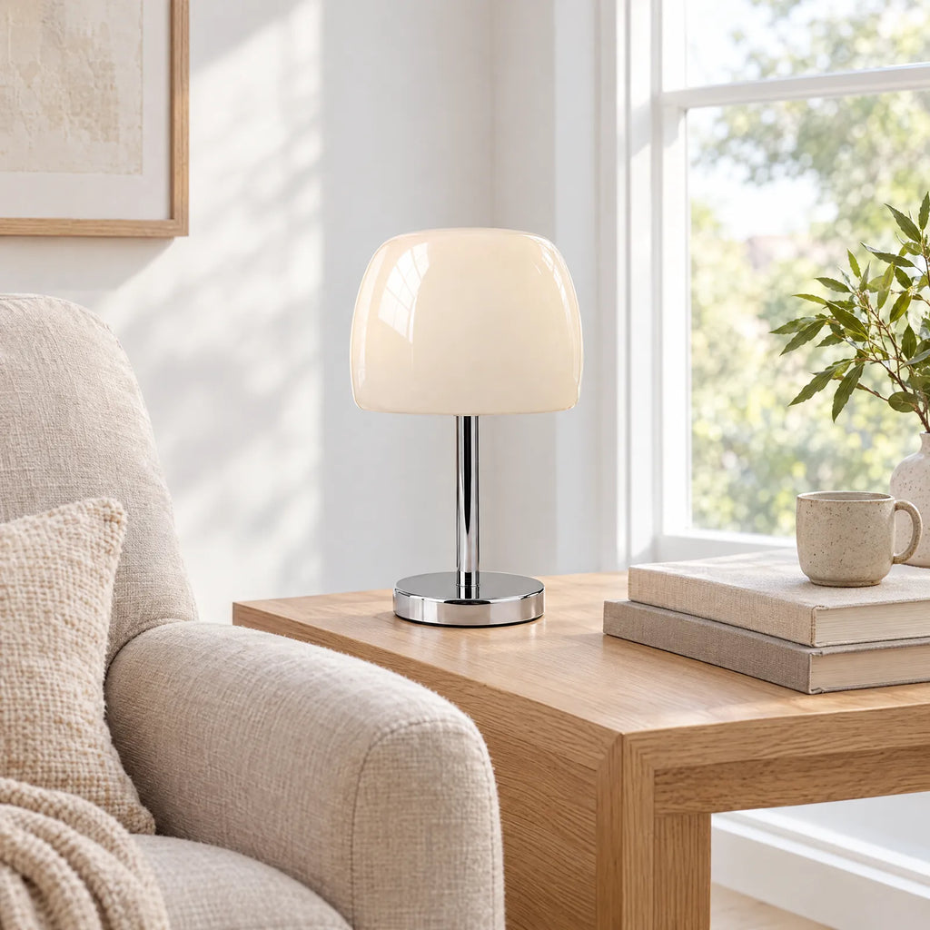 Lampe Qali blanche sur une table d'appoint dans un salon